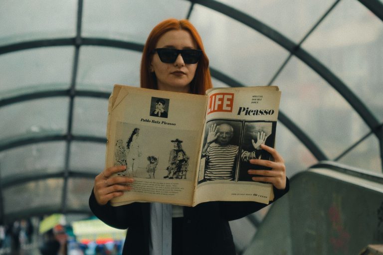 Zeitschriften- und Magazinregal